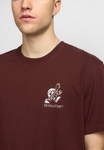 REVOLUTION - PRINTED T-SHIRT / 1423 SLO - Burgundy